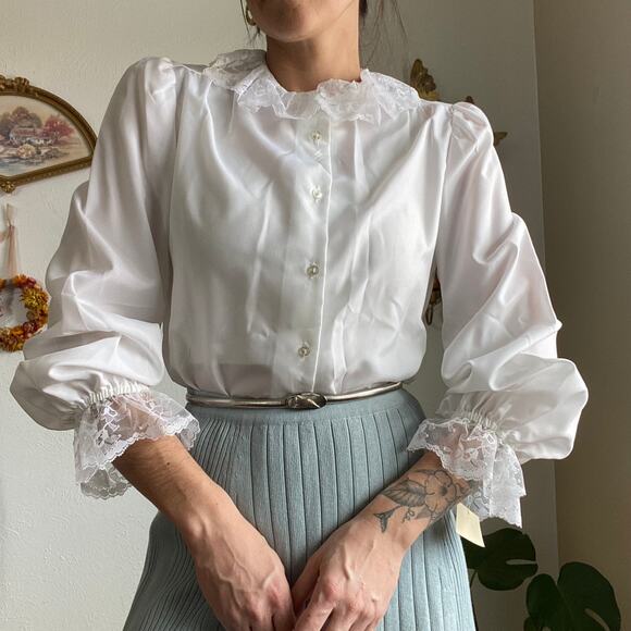vintage button down with lace collar - Picture 3 of 5